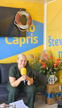 Nataša Ferfolja med pogovorom v mobilnem studiu